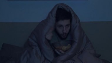 Eve geç gelen, boş zamanlarında korkmuş adam battaniyeli korku filmi.