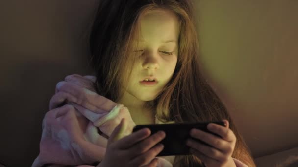 Criança insônia tarde da noite filme cansado menina telefone — Vídeo de Stock