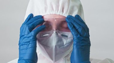 Tıbbi uzman Dr. ppe Google yüz maskesi