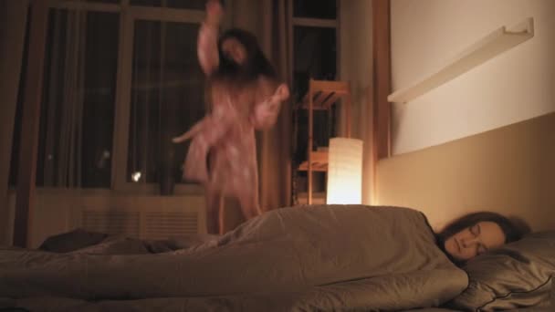 Hyperactief kind moe moeder slapen meisje dansen — Stockvideo