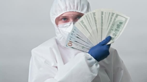 Expensive medical care doctor ppe dollar money fan — Stock Video