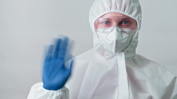 Spécialiste des soins de santé ppe googles bye agitant la main — Video