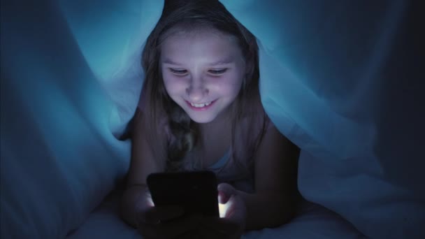Alfa gyermek szabadidő éjszaka szociális média lány szórakozás — Stock videók