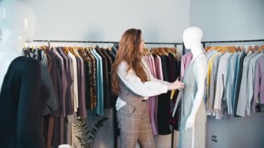 Tasarımcı kadın stilisti elbise modeli
