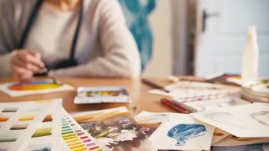 sanatçı işyeri son sınıf kadın renk çarkı boyuyor