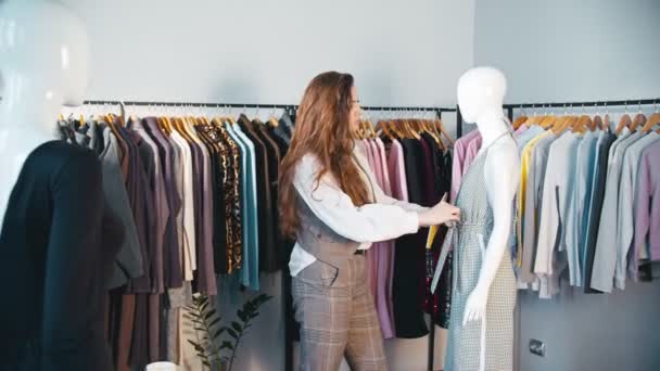 Designerkleidung weibliche Stylistin Kleid Modell — Stockvideo