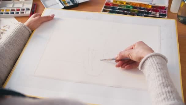 静物画の技法鉛筆画の女性画家は — ストック動画