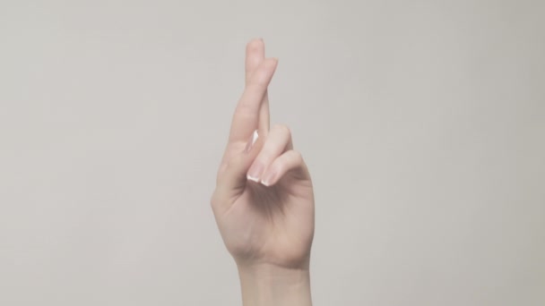 Geste de la main fausse promesse femme doigts croisés — Video