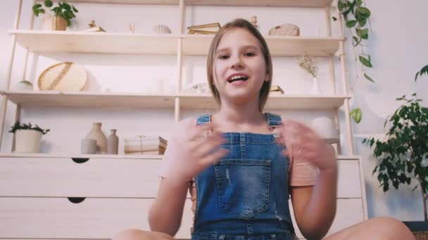 Adolescente blogueiro online treinando menina inteligente falando — Vídeo de Stock