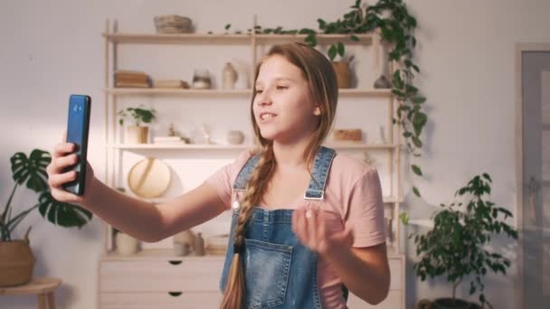 Mladý blogger filmování tutorial dívka smartphone — Stock video