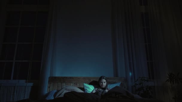 Insomnio juvenil adolescente chica smartphone noche dormitorio — Vídeo de stock