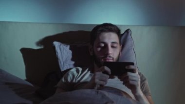 Gece evde uykusuzluk sorunu erkek telefon yatağı