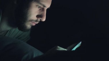 Film bağımlılığı gecesi boş zaman endişeli erkek telefonu