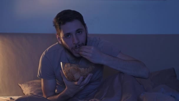 Sleepless noite perturbador notícias homem assistindo tv — Vídeo de Stock