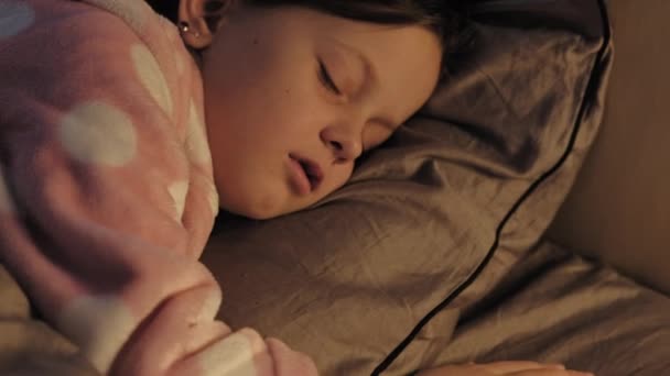 Alvó gyerek békés lány ágy szem csukott éjszaka — Stock videók