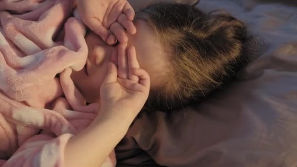 Ребенок бессонница проблемы со сном девушка пытается кровать отдыха — стоковое видео