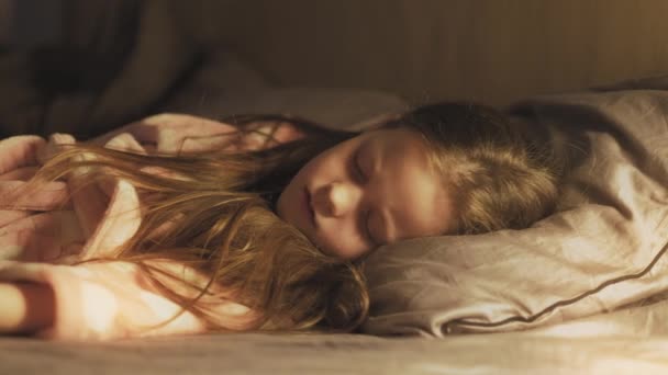 Doce sonhos mãe cobertura filha cobertor — Vídeo de Stock