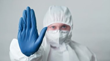 Sosyal mesafeli doktor uyarısı. El hareketini durdur.