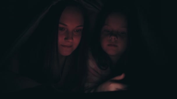 Noite insônia família tarde filme irmãs telefone — Vídeo de Stock