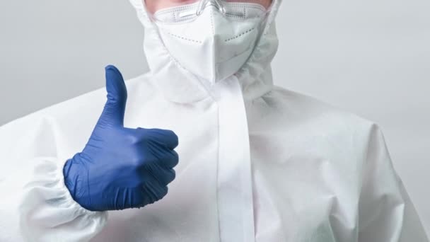 Laboratorium wetenschapper beschermende dekmantel masker duim omhoog — Stockvideo