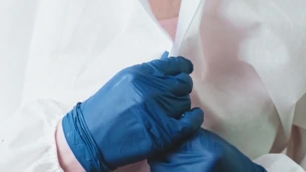 Laboratorium specialist verpleegkundige handschoenen beschermende coverall — Stockvideo