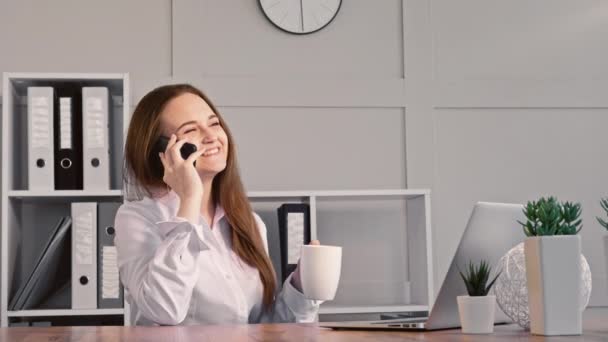 Business donna stile di vita telefono chat pausa caffè — Video Stock