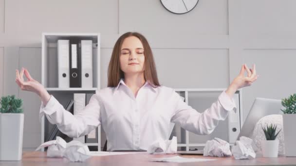 Kantoor break zakelijke vrouw meditatie werkplek — Stockvideo