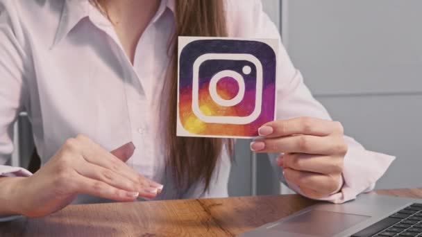 Instagram ikon, forretningskvinne, hender sosiale medier – stockvideo