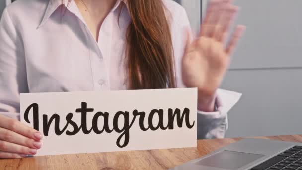 Instagram sign manos femeninas marketing digital — Vídeos de Stock