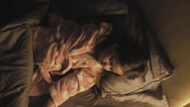 Mãe amor criança tranquilidade mulher menina cobertor — Vídeo de Stock