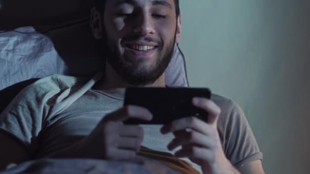 Hombre de la noche sin dormir viendo comedia show phone — Vídeo de stock