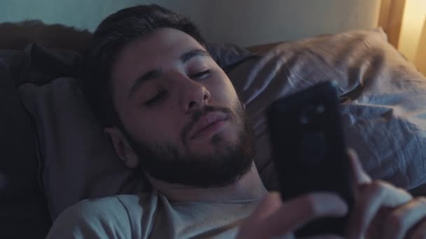 Night online social media addiction man phone bed — Stock Video