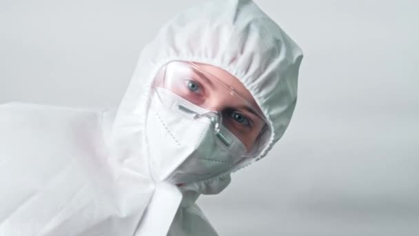 Gesundheitsspezialist weiße Gesichtsmaske einladend — Stockvideo
