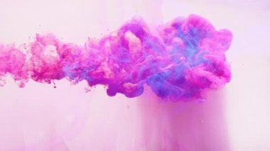renk mürekkebi damlası morumsu pembe duman karışımı beyaz