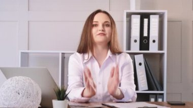 İş koçluğu kadın vlogger konuşma ofisi