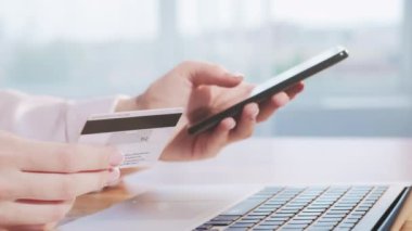 Cep telefonu bankacısı kadın kredi kartı akıllı telefonu uzattı