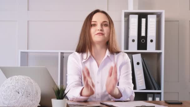 Business coaching femme vlogger speech office — Video