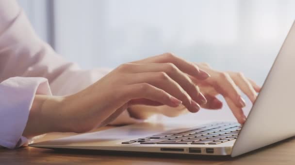Freelance praca dom biuro ręce wpisując laptop — Wideo stockowe