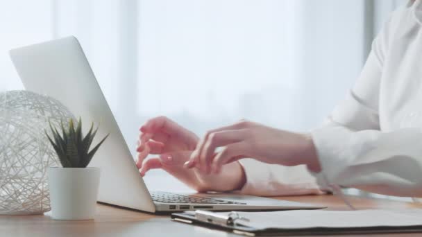 Trabalhando on-line home office laptop mulher de negócios — Vídeo de Stock