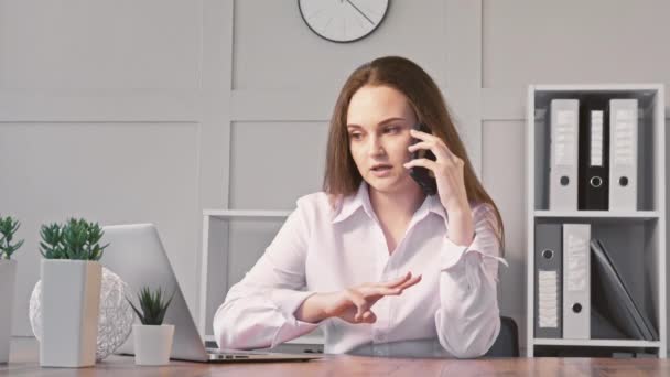 Liderazgo femenino mujer de negocios mujer llamada telefónica moderna — Vídeos de Stock