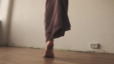 Dans terapisi kadın ayak hareketleri stüdyo zemininde