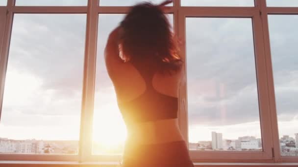 Atardecer danza enérgica mujer disfrutando de cielo ventana — Vídeo de stock