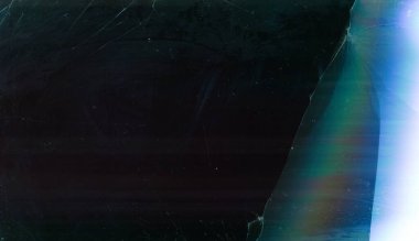 Hasarlı ekran, kırık cam doku sesini örtüyor