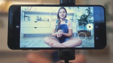 Genç blog yazarı sosyal medya akıllı telefon ekranlı kız