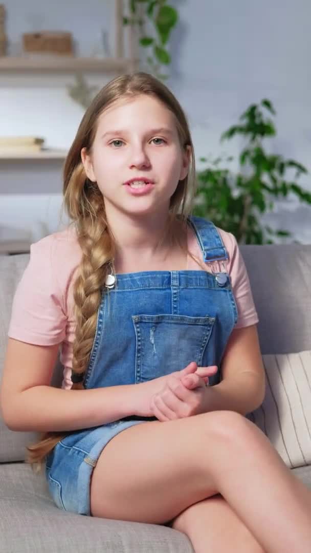 Adolescente influencer éxito chica entrevista en línea — Vídeos de Stock