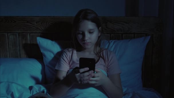 Adolescente noite de lazer online bate-papo menina cama smartphone — Vídeo de Stock