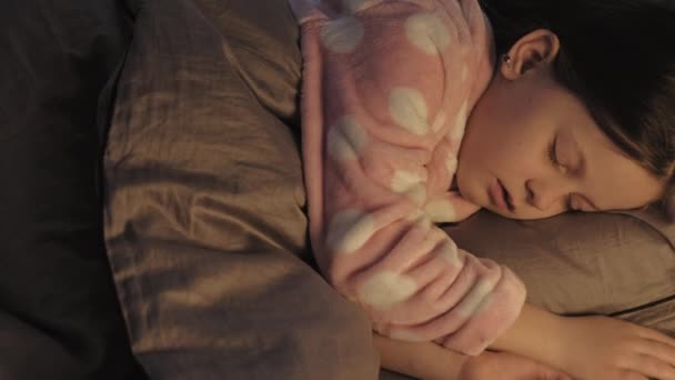 Девочка из детского кошмара проснулась с криком плохой сон — стоковое видео