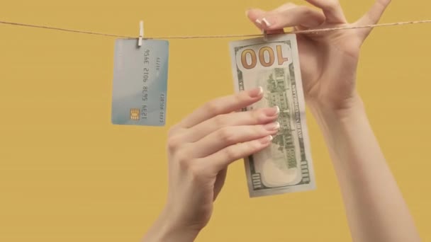 Overschrijving bank storting handen credit card — Stockvideo