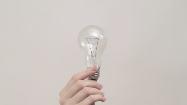 Энергопотребление жеста руки серая лампочка — стоковое видео