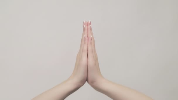 Χειρονομία χέρι πνευματική προσεύχεται γυναίκα παρακαλώντας τον Θεό — Αρχείο Βίντεο
